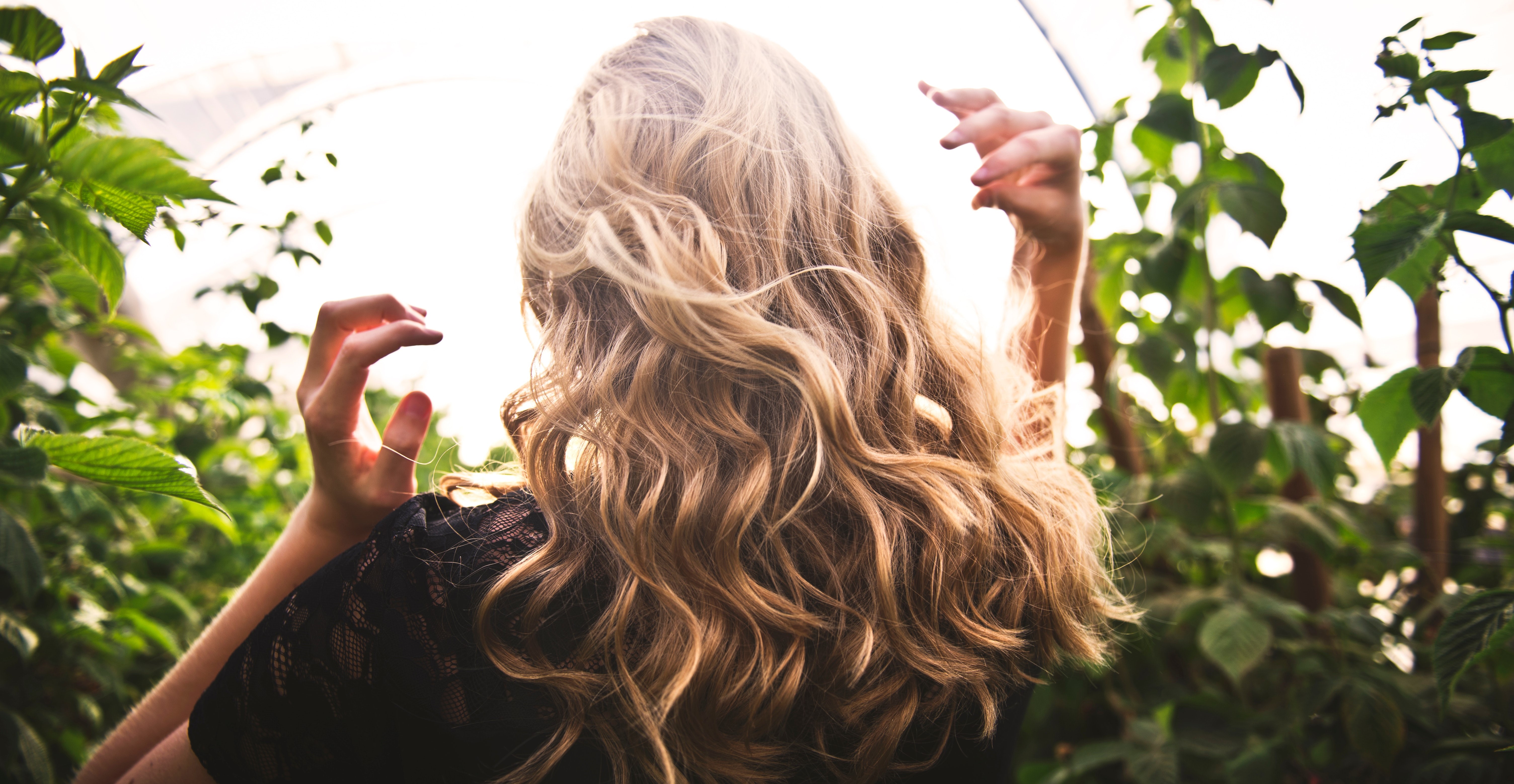 Kaip padėti plaukams augti greičiau, kad jie būtų ilgesni ir stipresni?